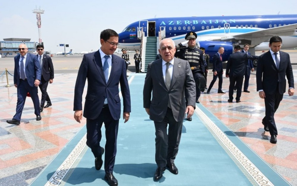 Baş nazir Özbəkistana getdi - FOTO